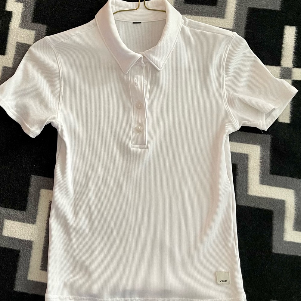 White fitted polo shirt by Vuori